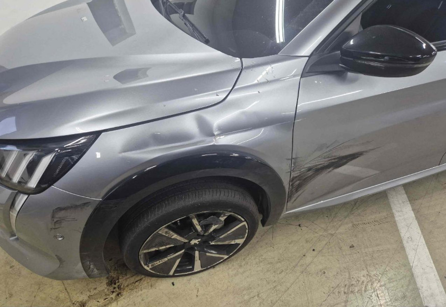 Peugeot e-208