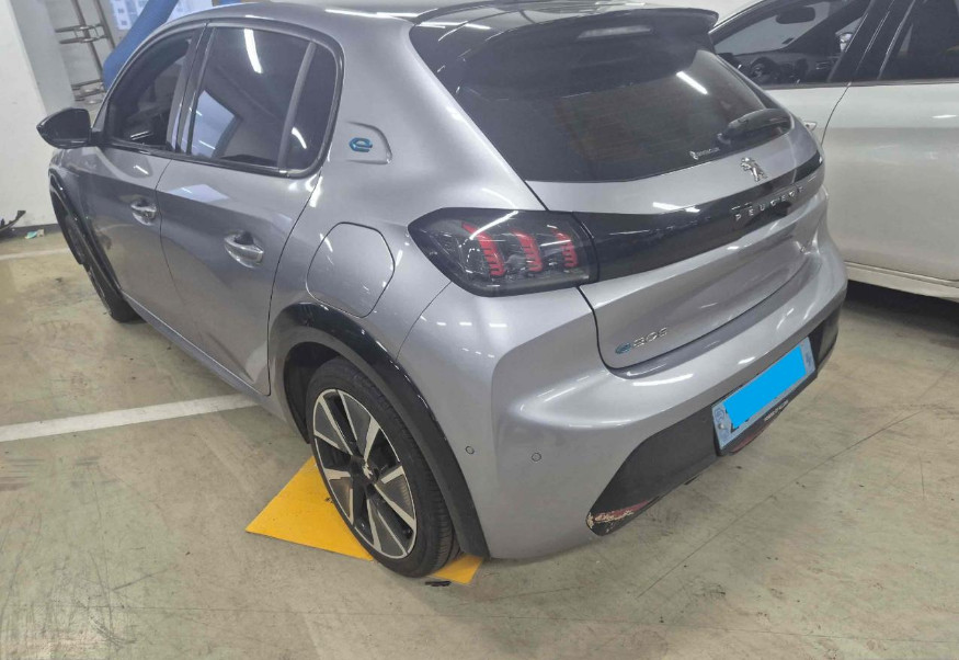 Peugeot e-208