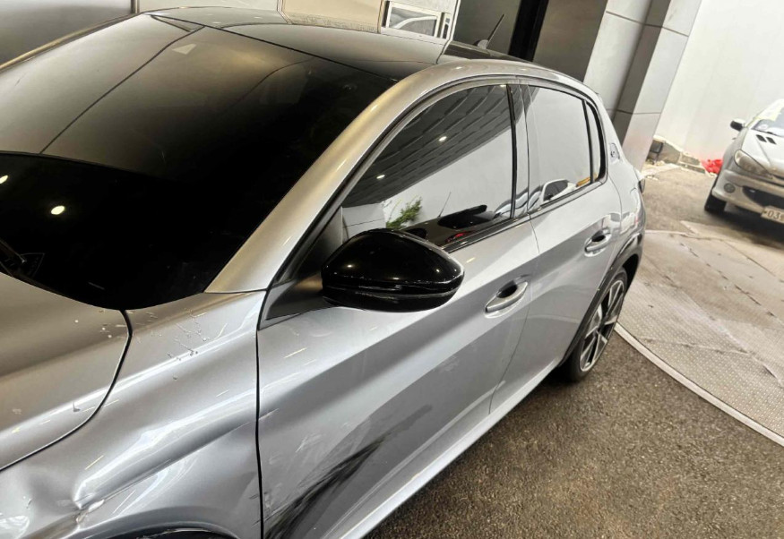Peugeot e-208