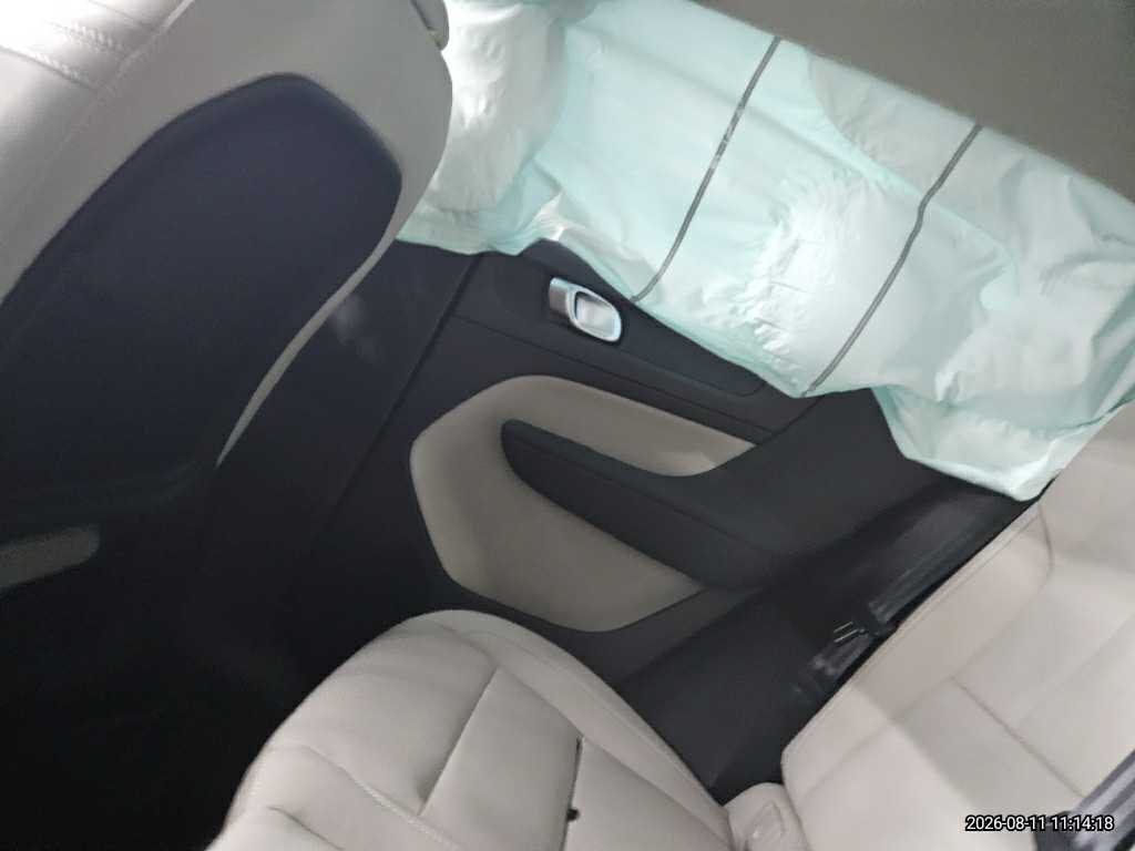 볼보 XC40B4 AWD