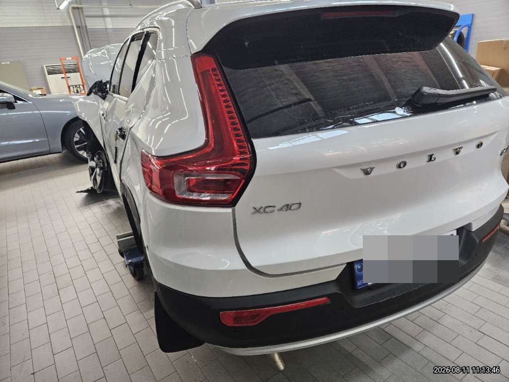 볼보 XC40B4 AWD