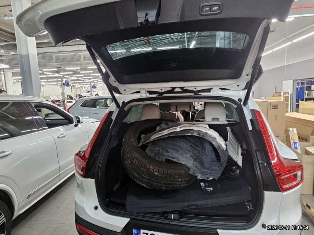 볼보 XC40B4 AWD