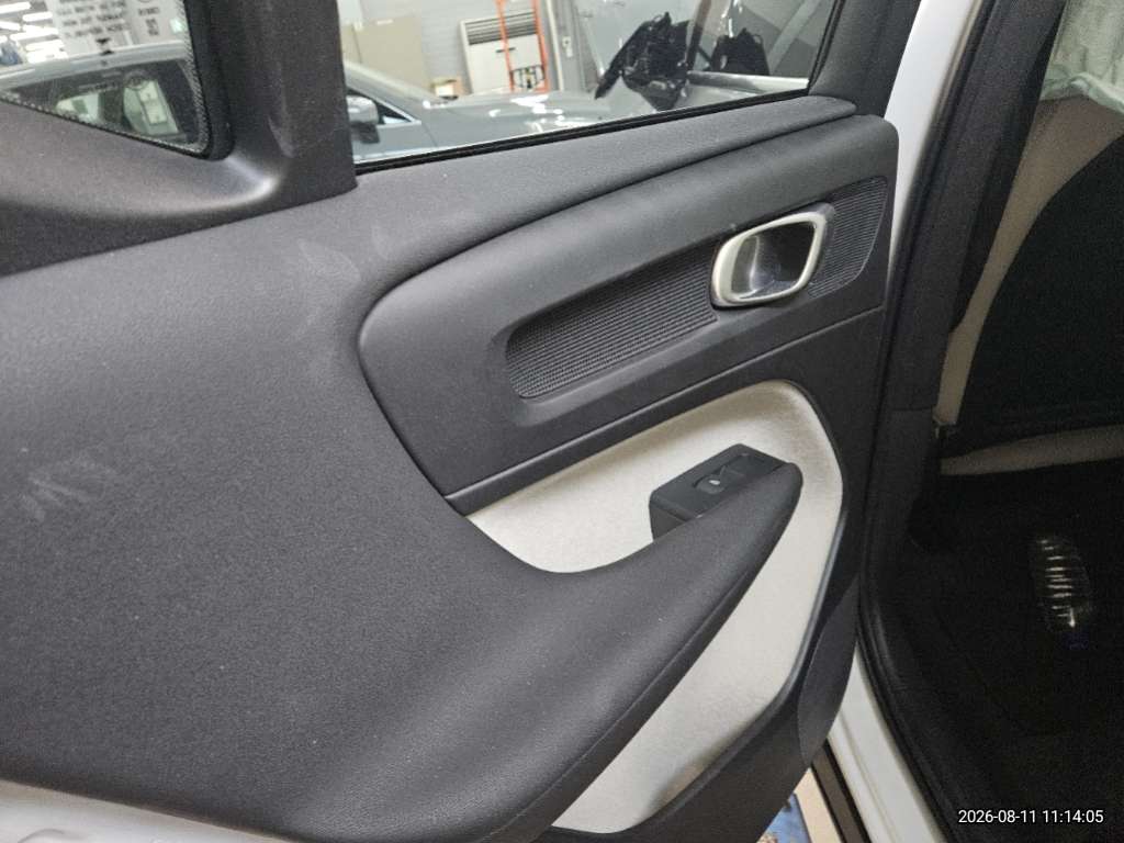 볼보 XC40B4 AWD